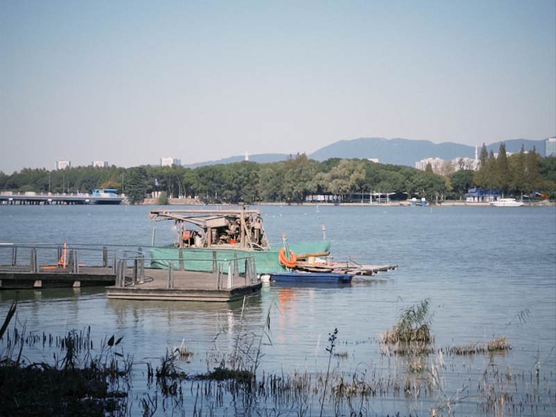 无锡蠡湖湖畔停泊的渔船图片
