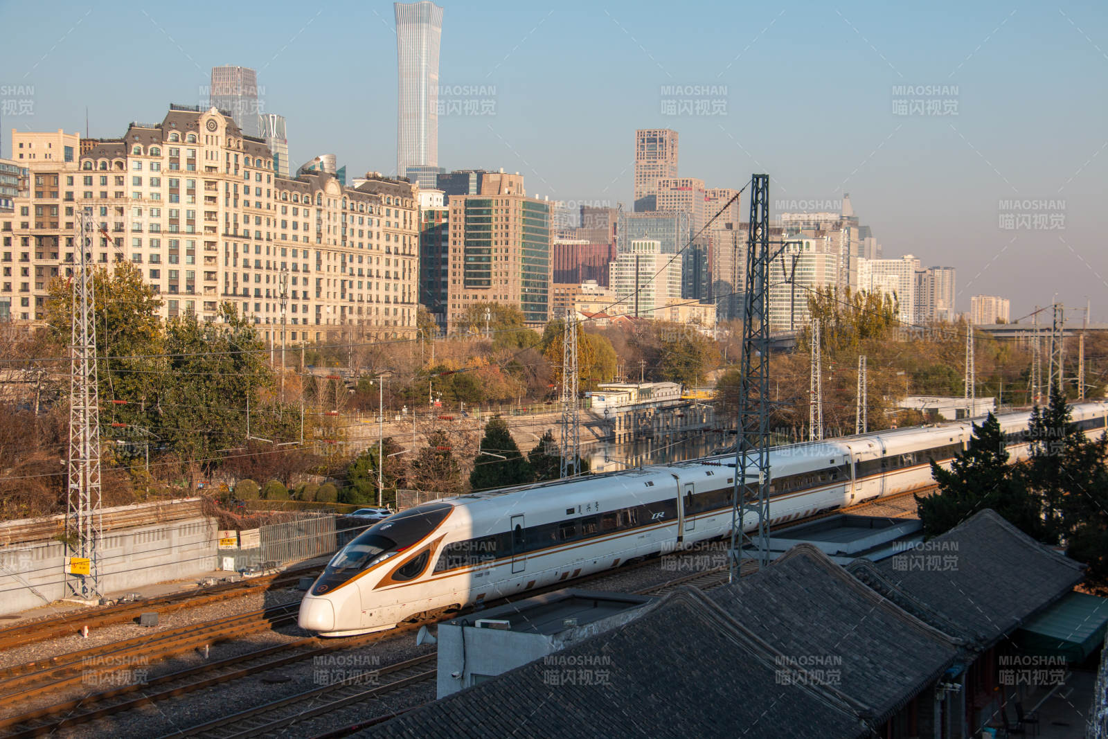 北京城市高铁疾驰而过图片