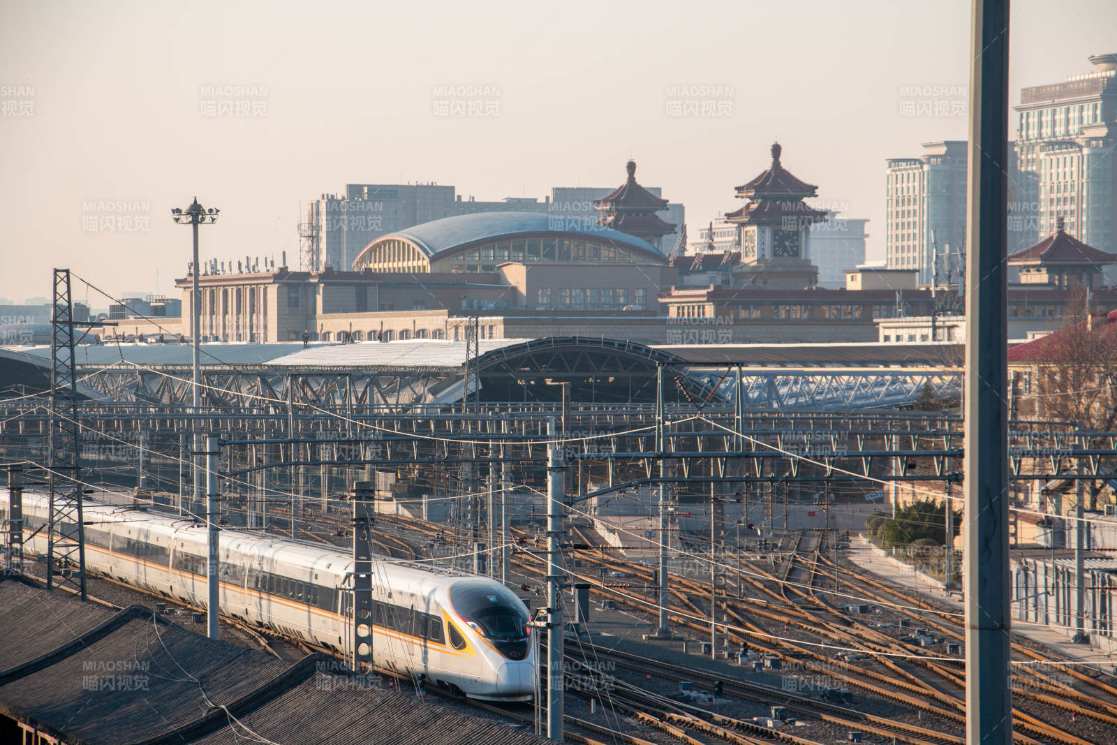 高铁驶过北京站图片
