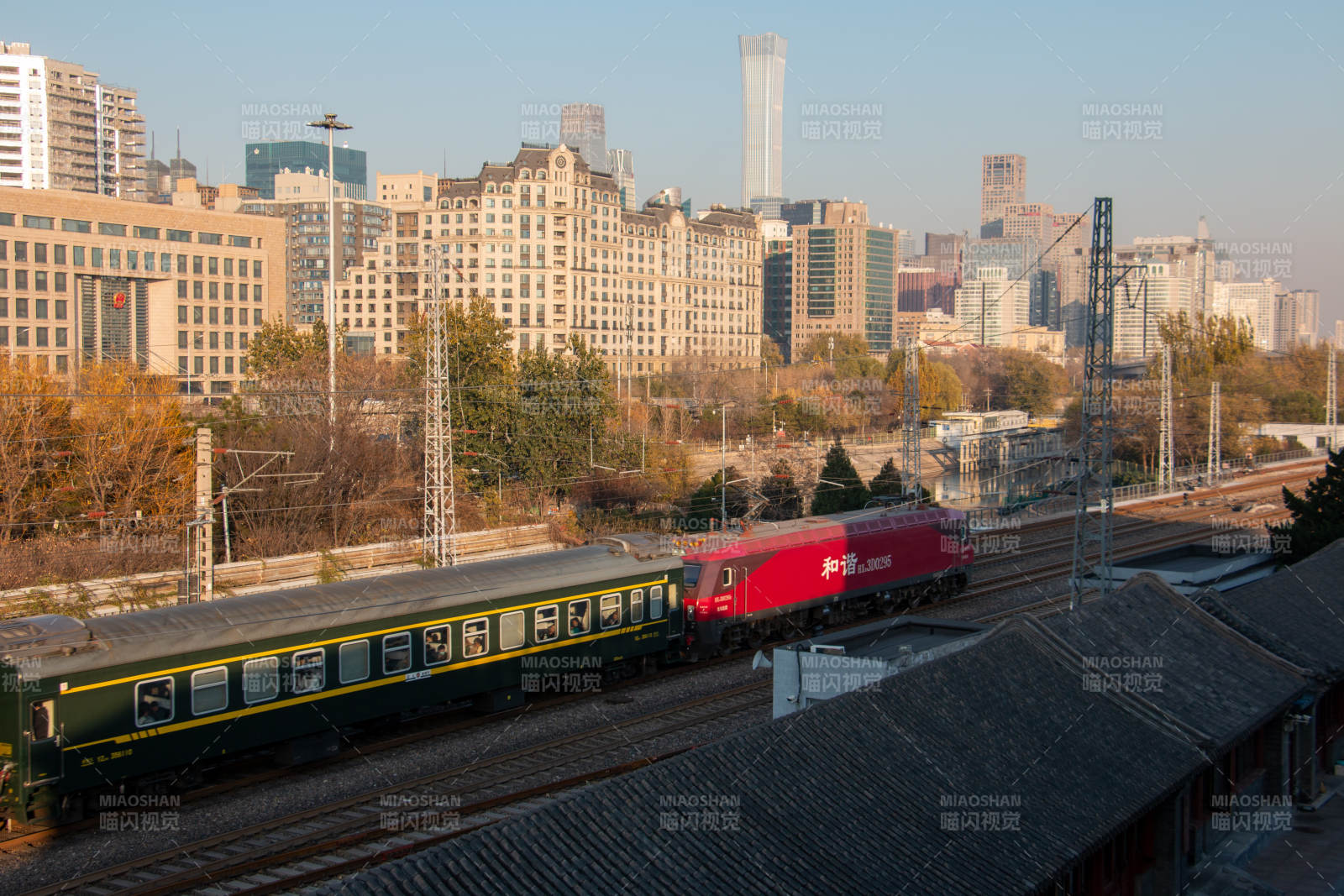 北京城市列车穿行图片