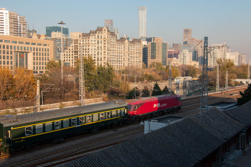 北京城市列车穿行图片