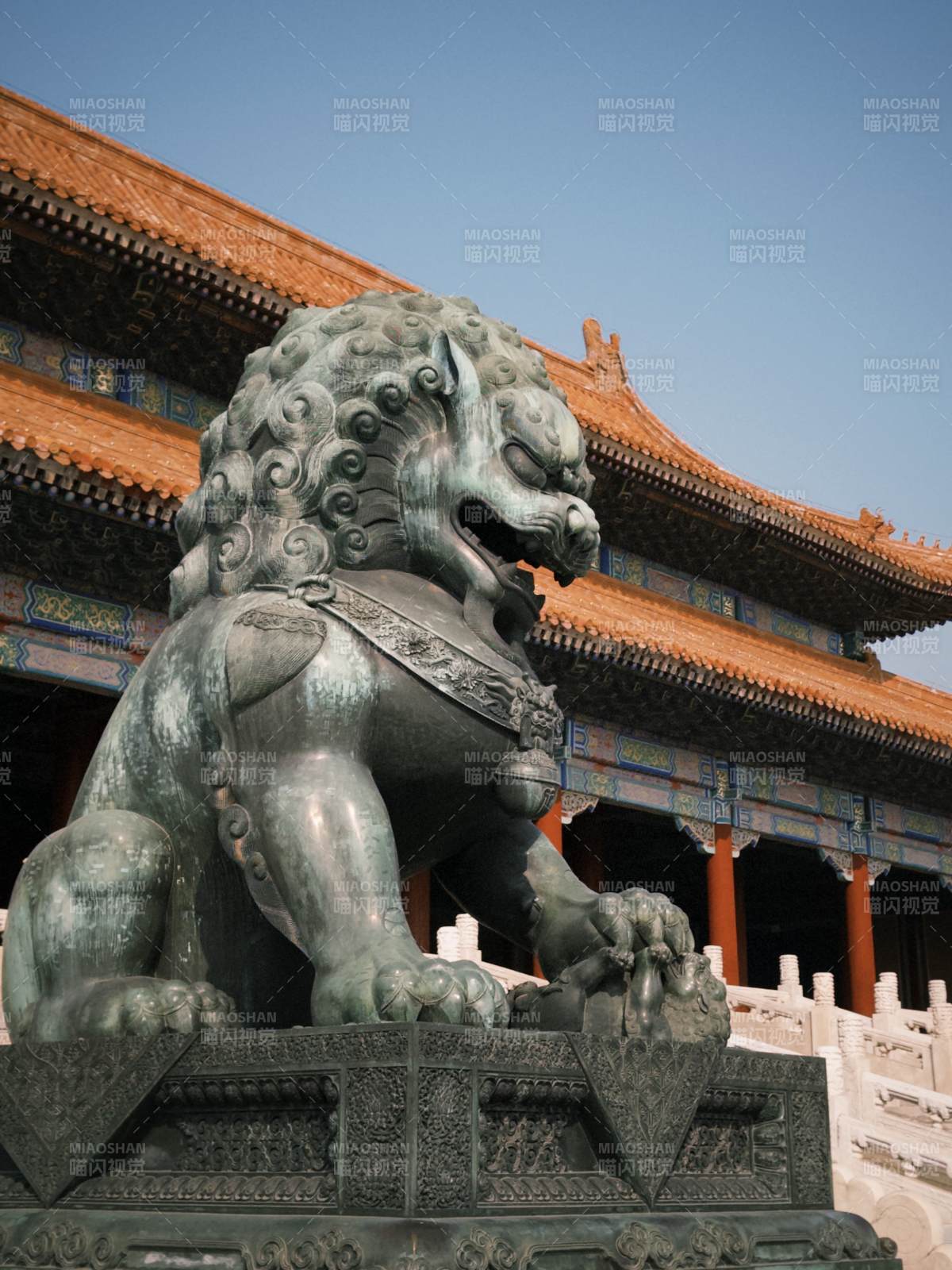 故宫铜狮守门图片
