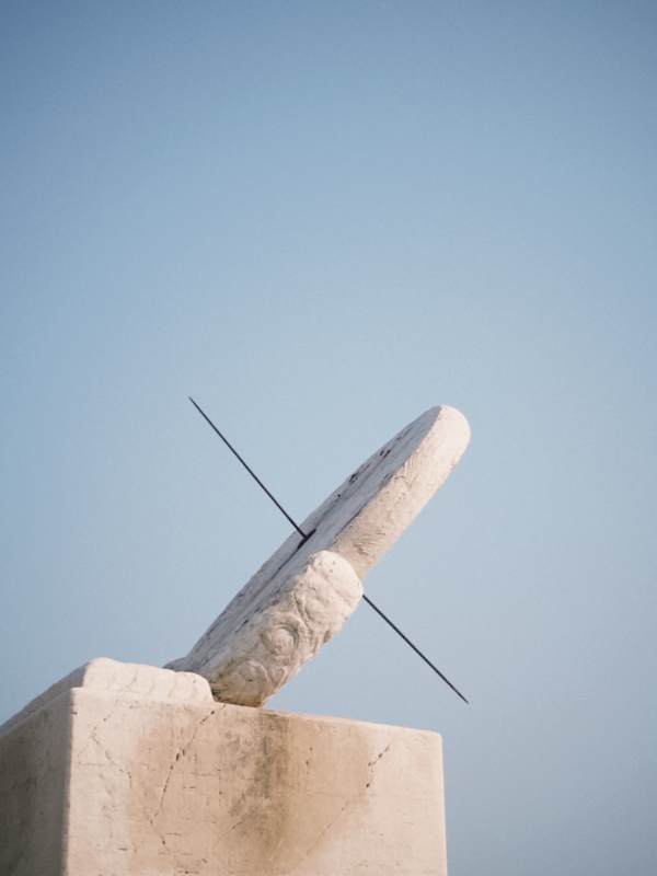 故宫石制日晷仰望蓝天图片