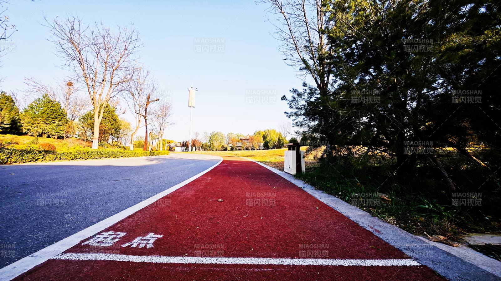 红色跑道延伸远方图片