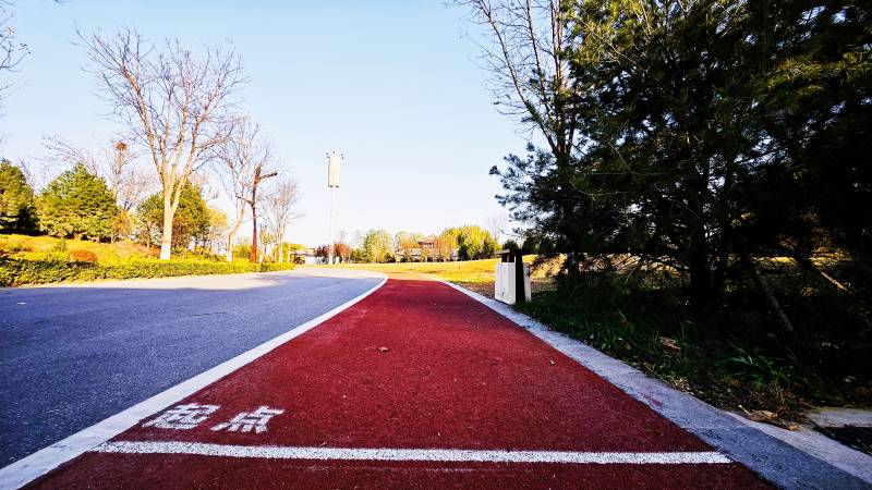 红色跑道延伸远方图片