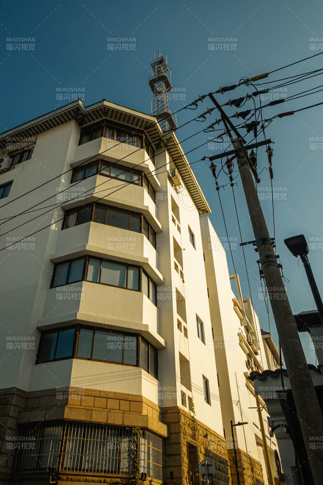 城市建筑与电线杆图片