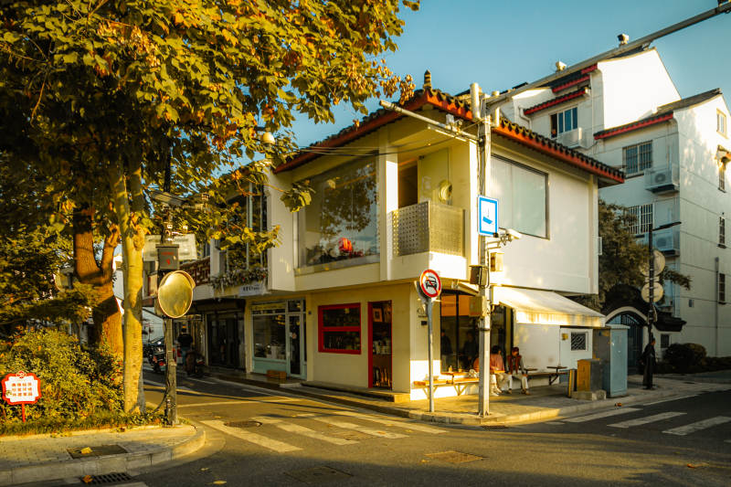 大石头巷一脚上的小店秋日景图片