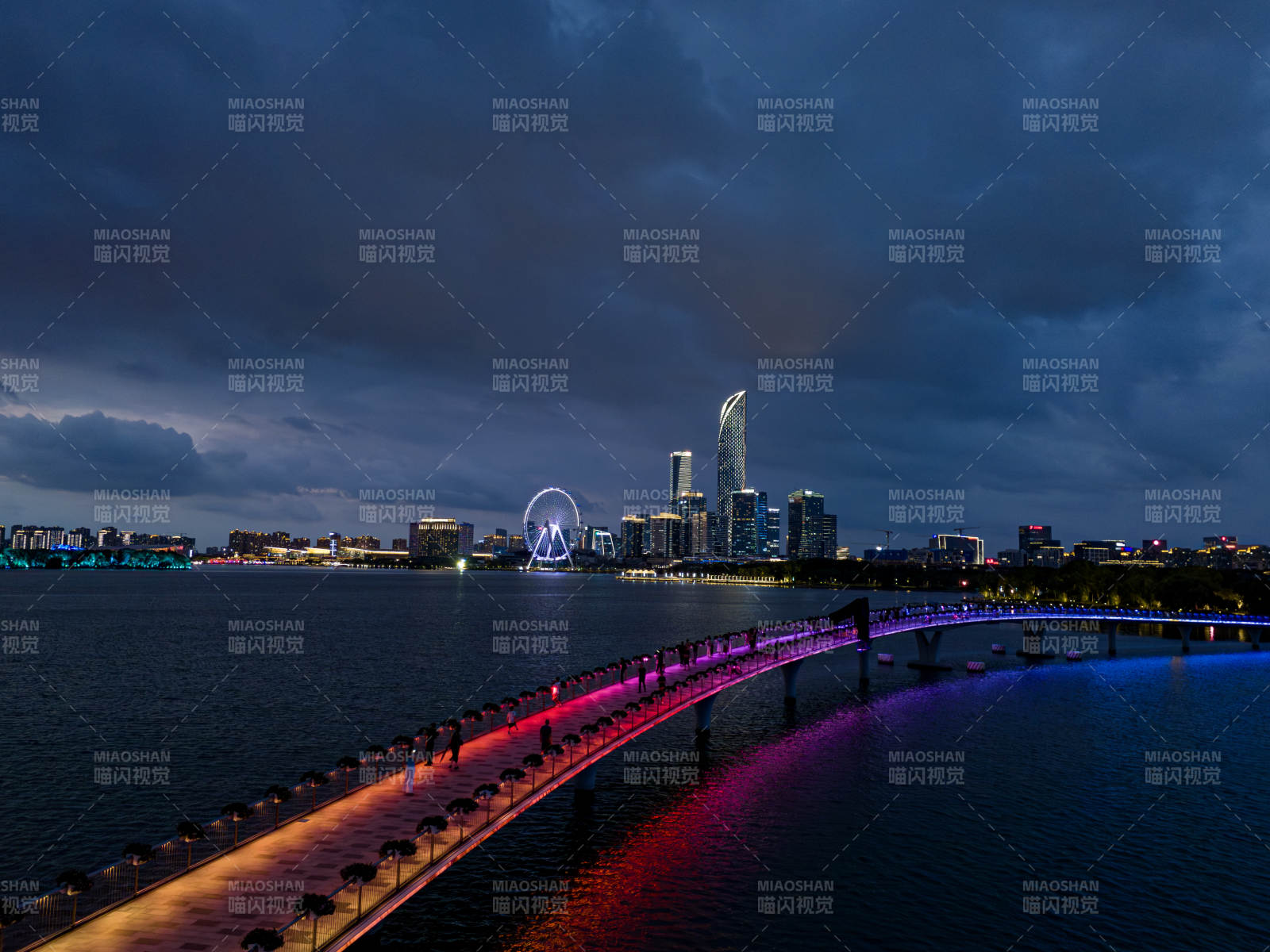 夜色中的苏州金鸡湖东岸城市天际线图片