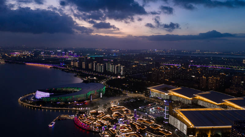 夜幕下的苏州博览中心城市风光图片