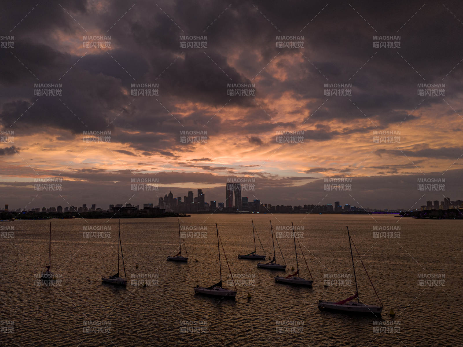 暮色中的金鸡湖西岸城市帆影图片