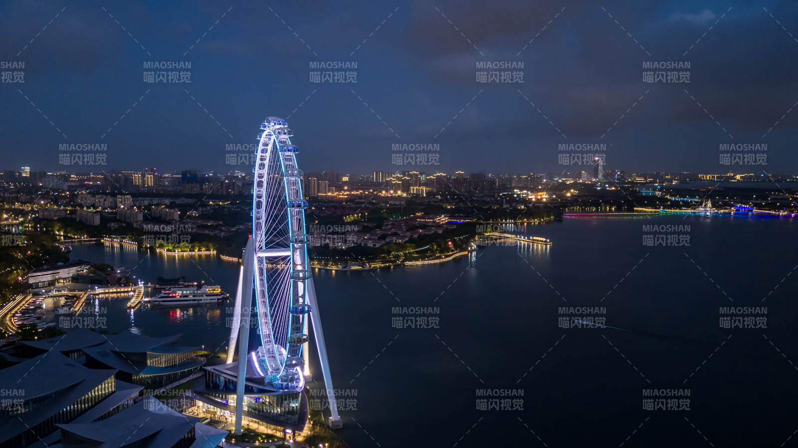 夜幕下的苏州之眼摩天轮和金鸡湖图片