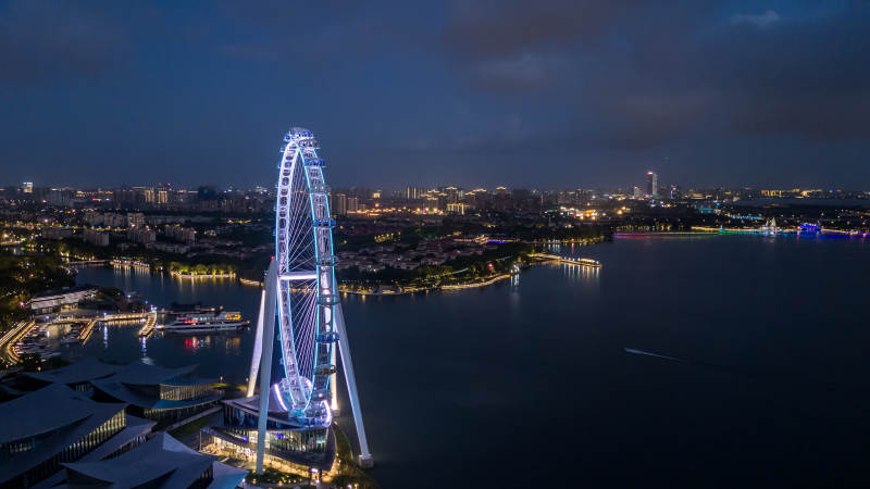 夜幕下的苏州之眼摩天轮和金鸡湖图片