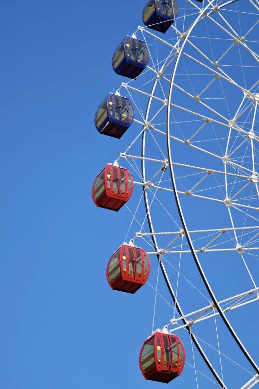 摩天轮上的彩色图片