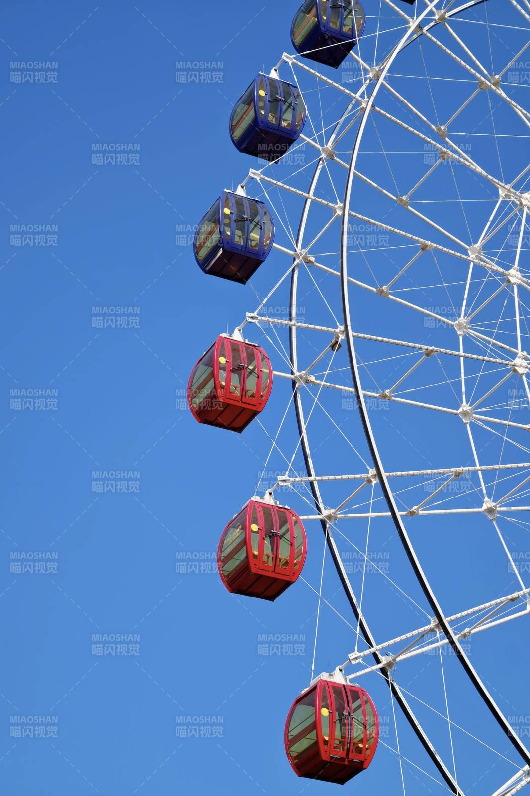 摩天轮上的彩色图片