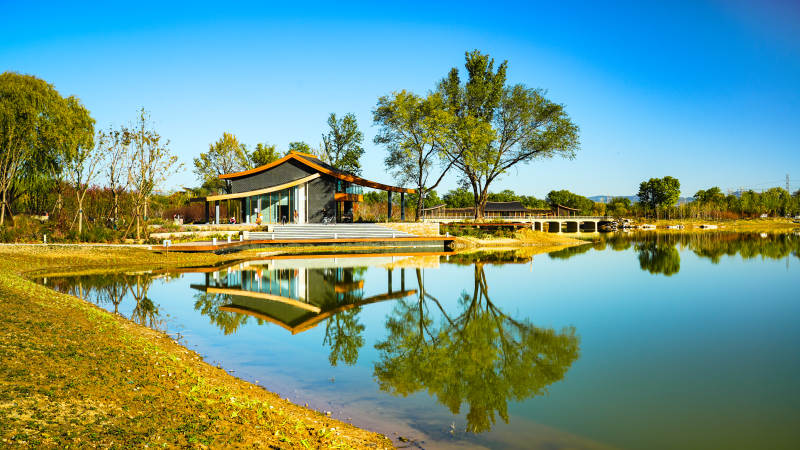 北京玉河湿地公园湖畔亭影图片