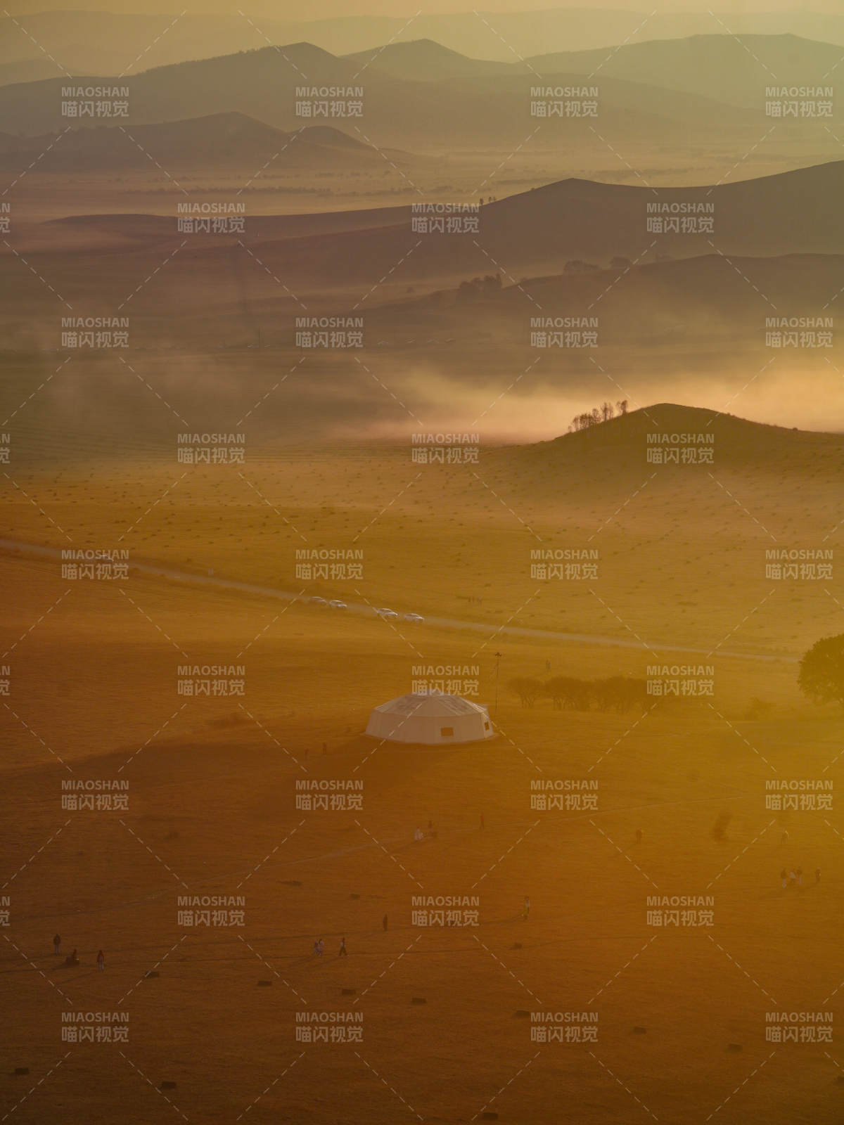 日出晨曦中的蒙古包图片