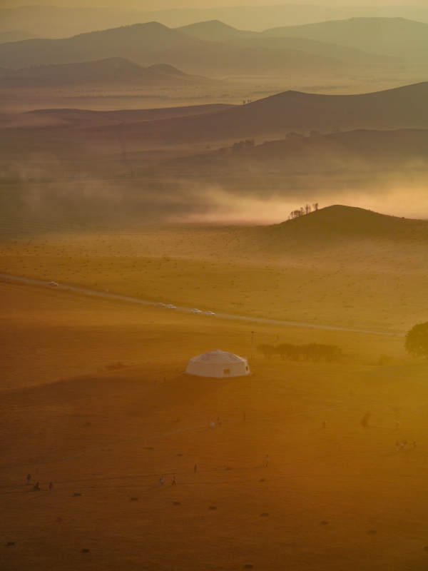日出晨曦中的蒙古包图片