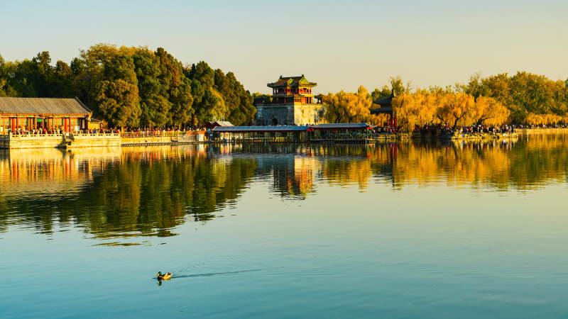 颐和园昆明湖湖光秋色映古塔图片