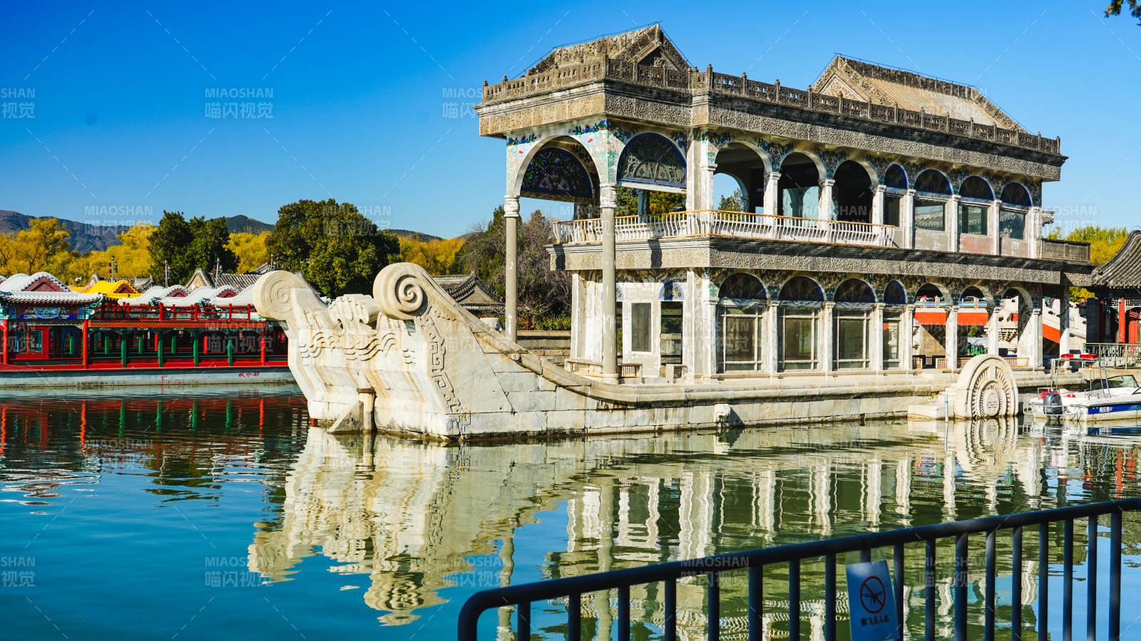 北京颐和园石舫静谧景图片