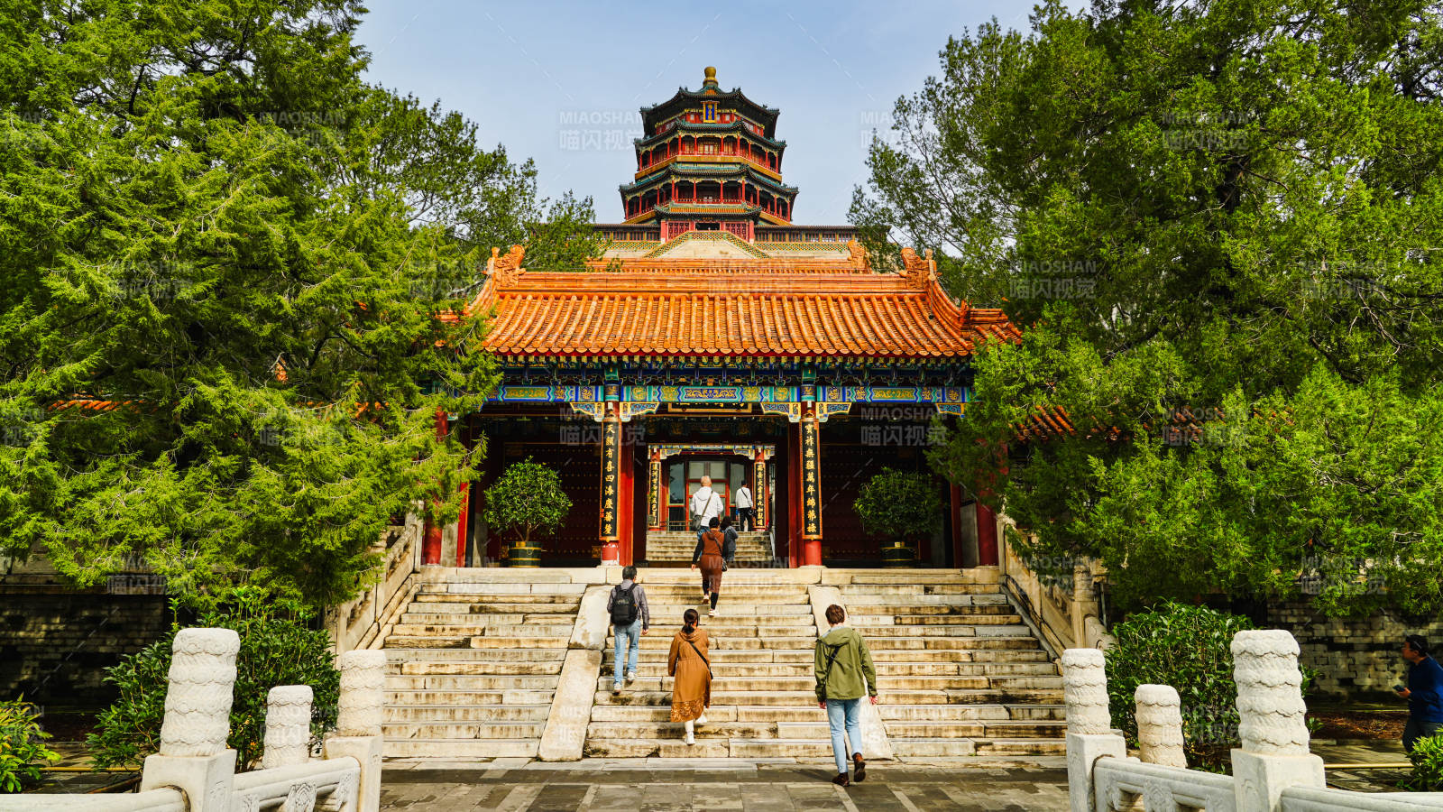 颐和园佛香阁门前游人行图片