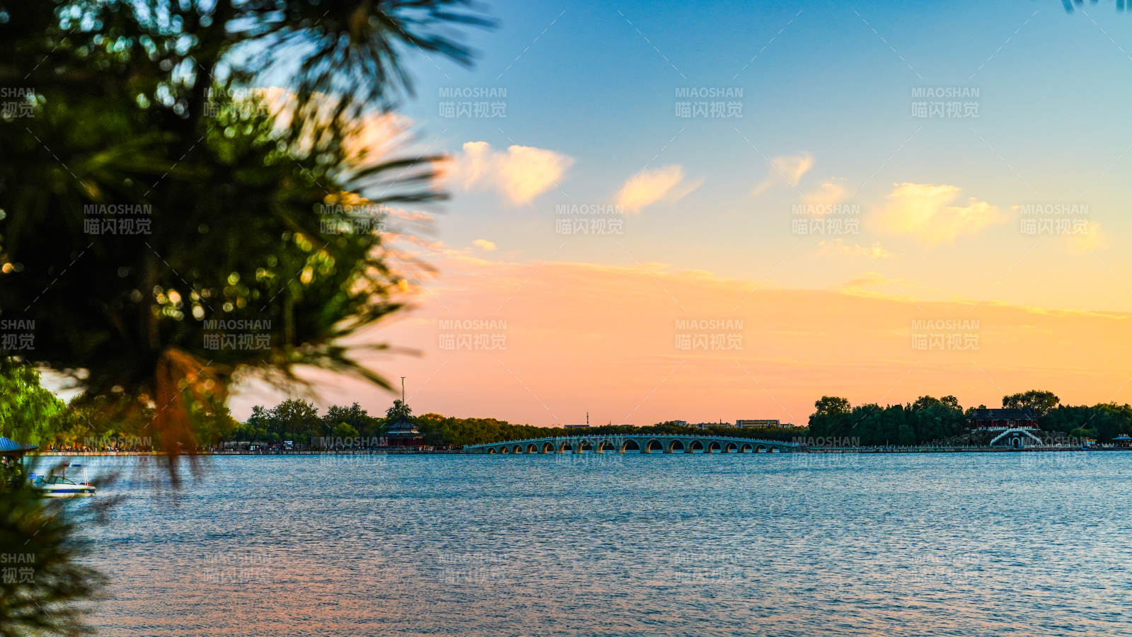 颐和园昆明湖畔黄昏美景图片
