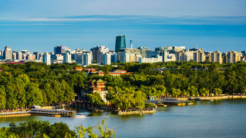 颐和园昆明湖畔城市风光图片