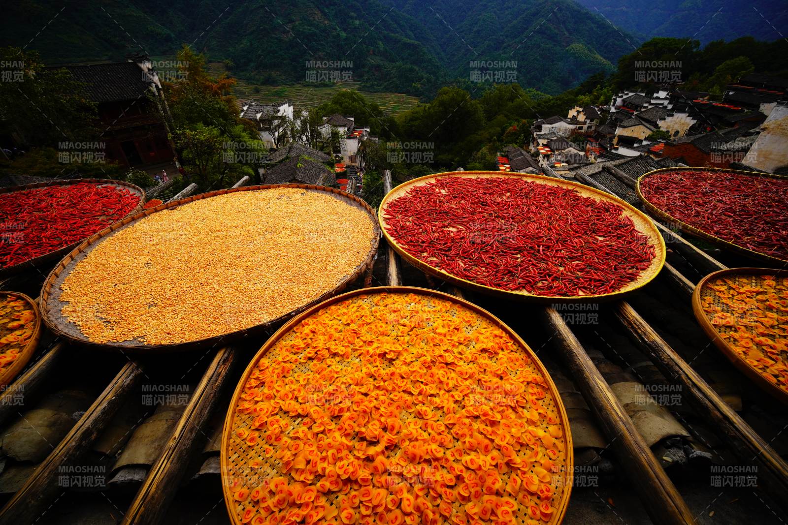 晒秋丰收图位于婺源篁岭图片
