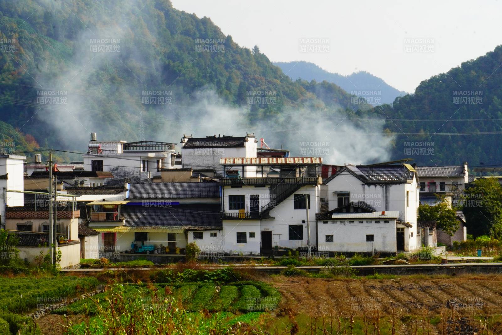 山村炊烟袅袅位于黄山市塔川村图片