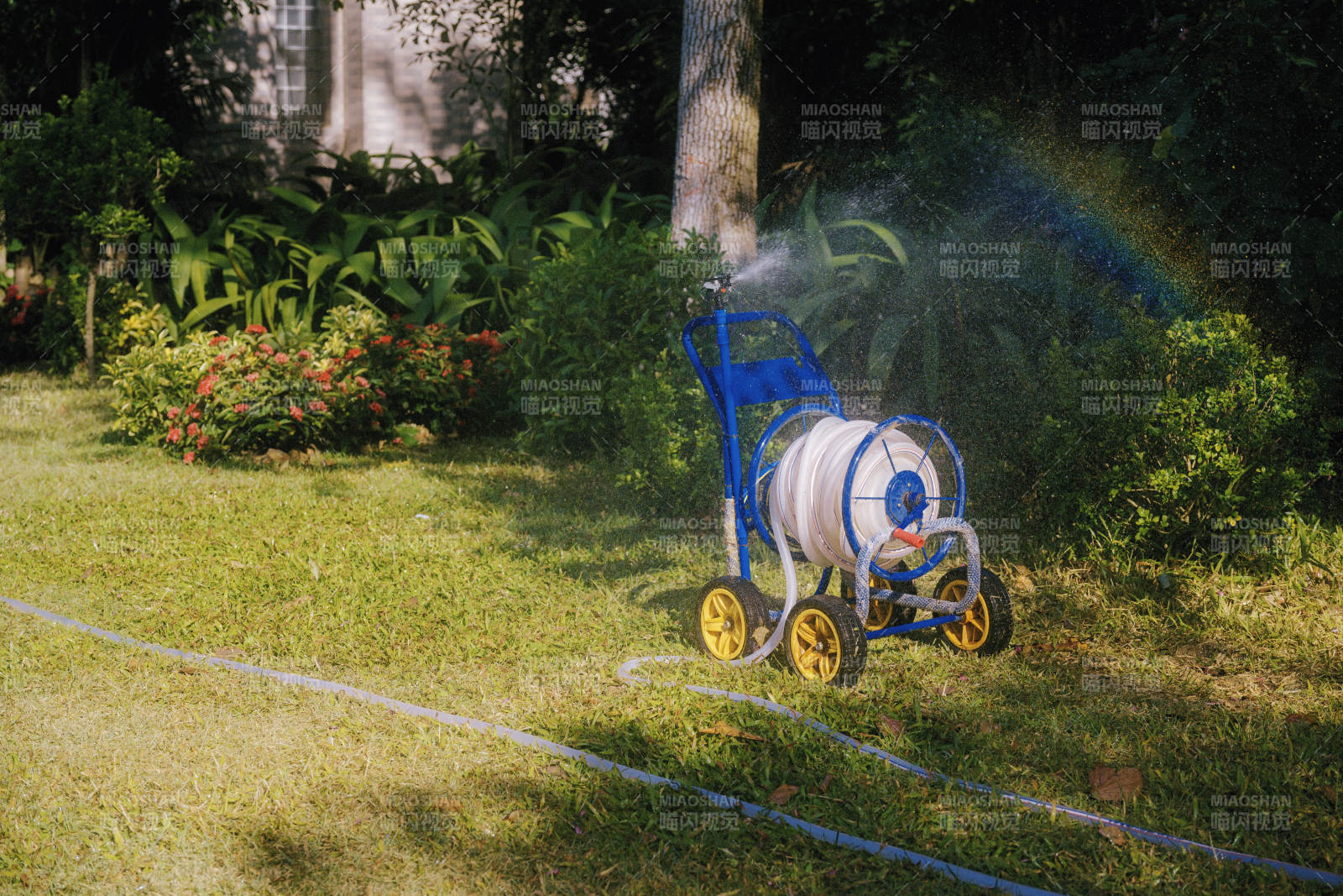 花园浇水车图片