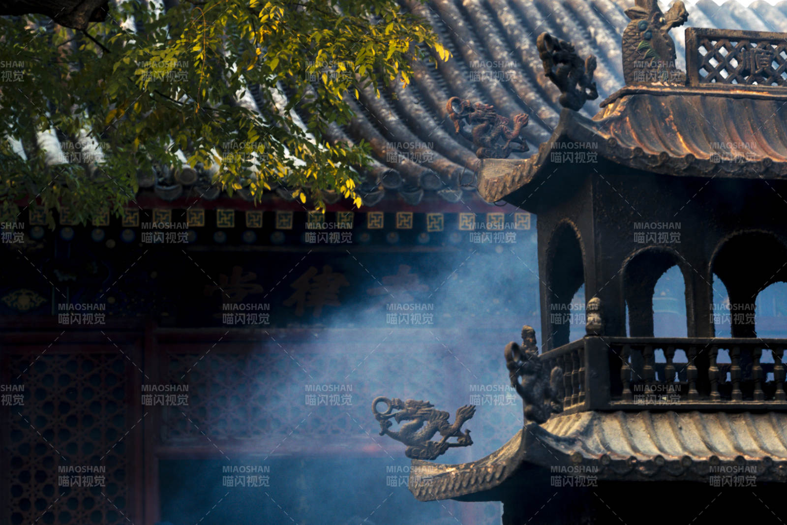 白云观香火烟雾缭绕图片