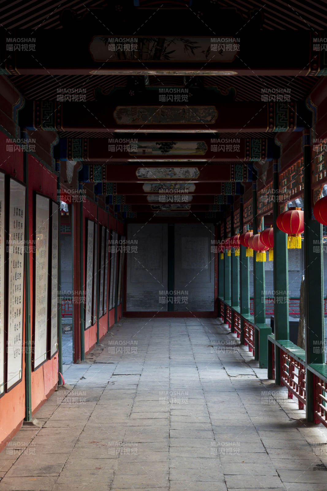 白云观古廊幽深 红灯映影图片