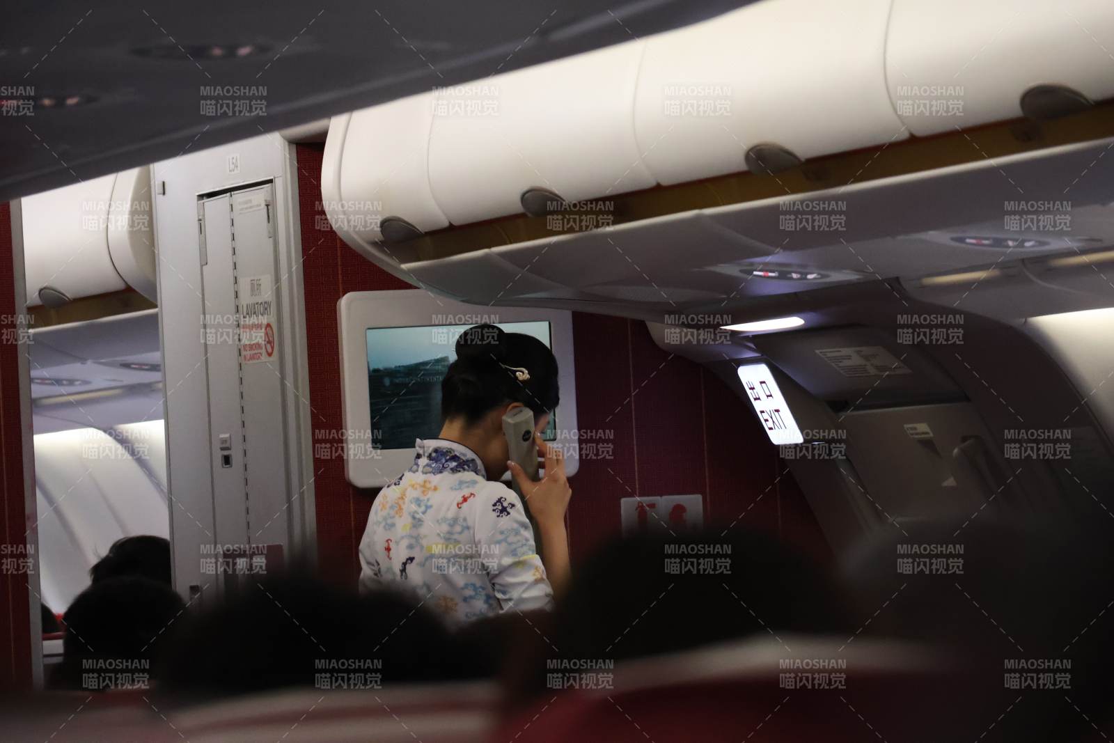 飞机上的乘客与乘务员图片