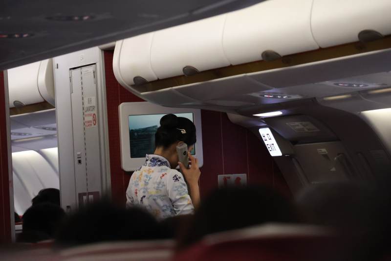 飞机上的乘客与乘务员图片