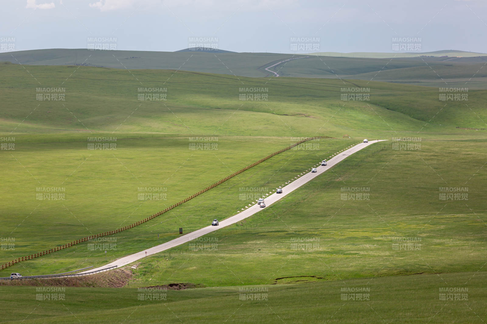 呼伦贝尔绿野长路图片