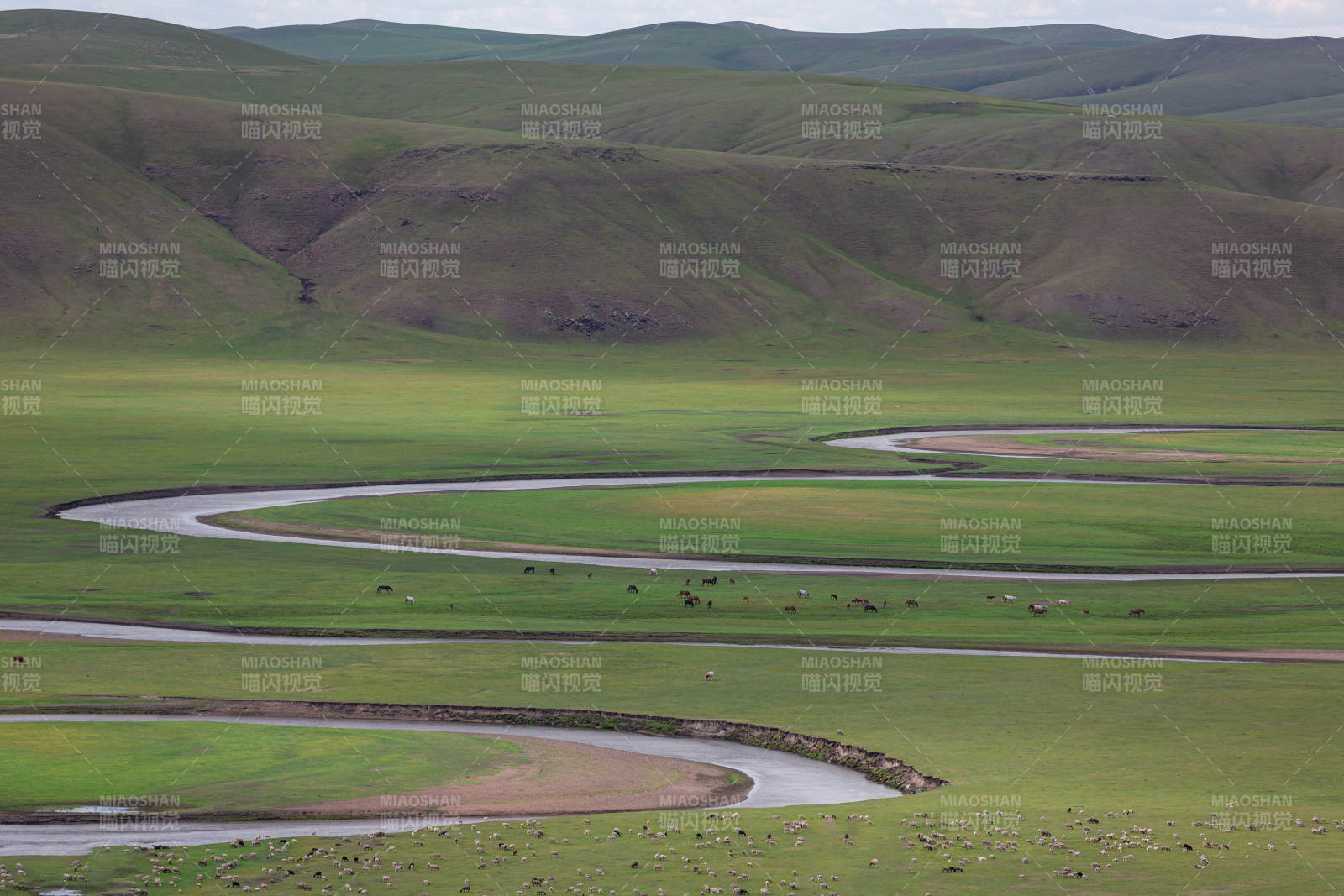 呼伦贝尔草原蜿蜒河图片