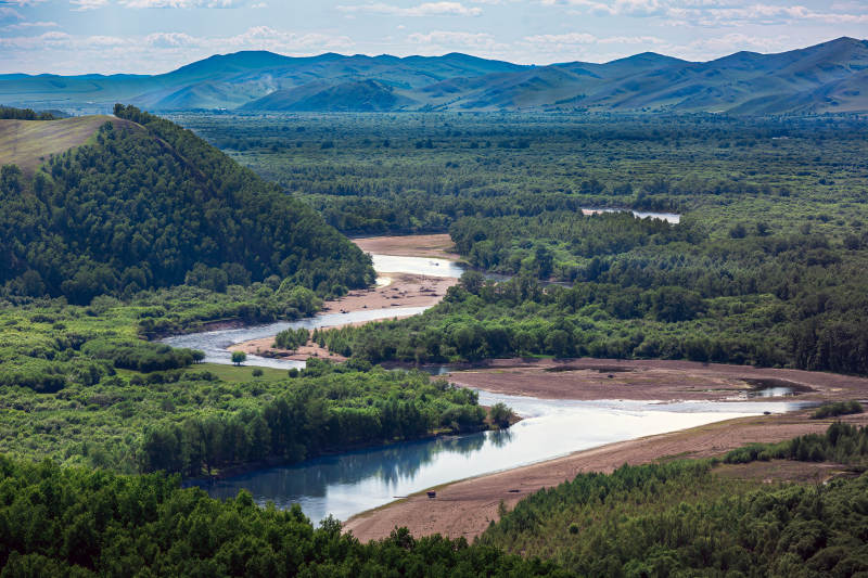 呼伦贝尔山水相依绿意盎然图片