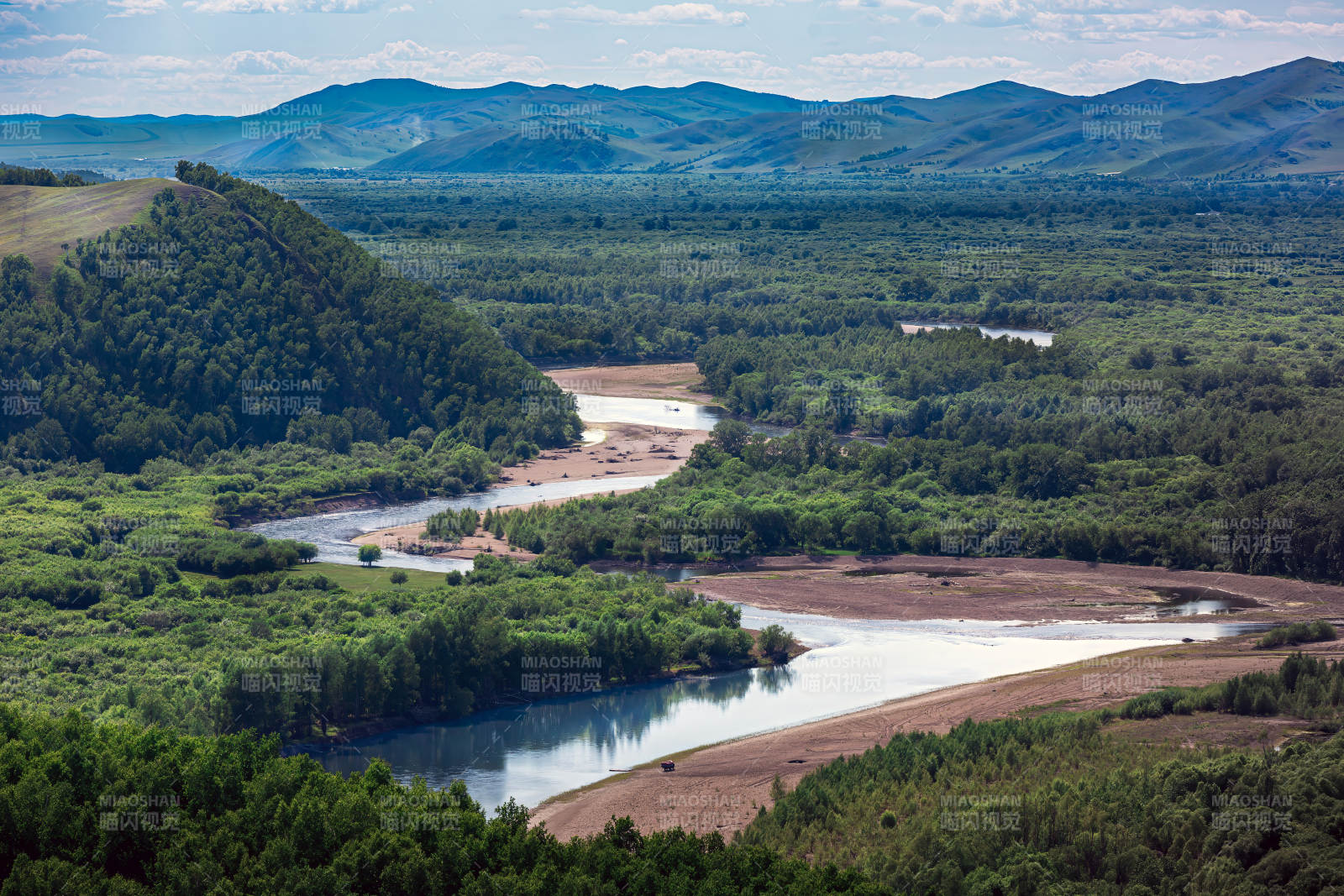 呼伦贝尔山水相依绿意盎然图片