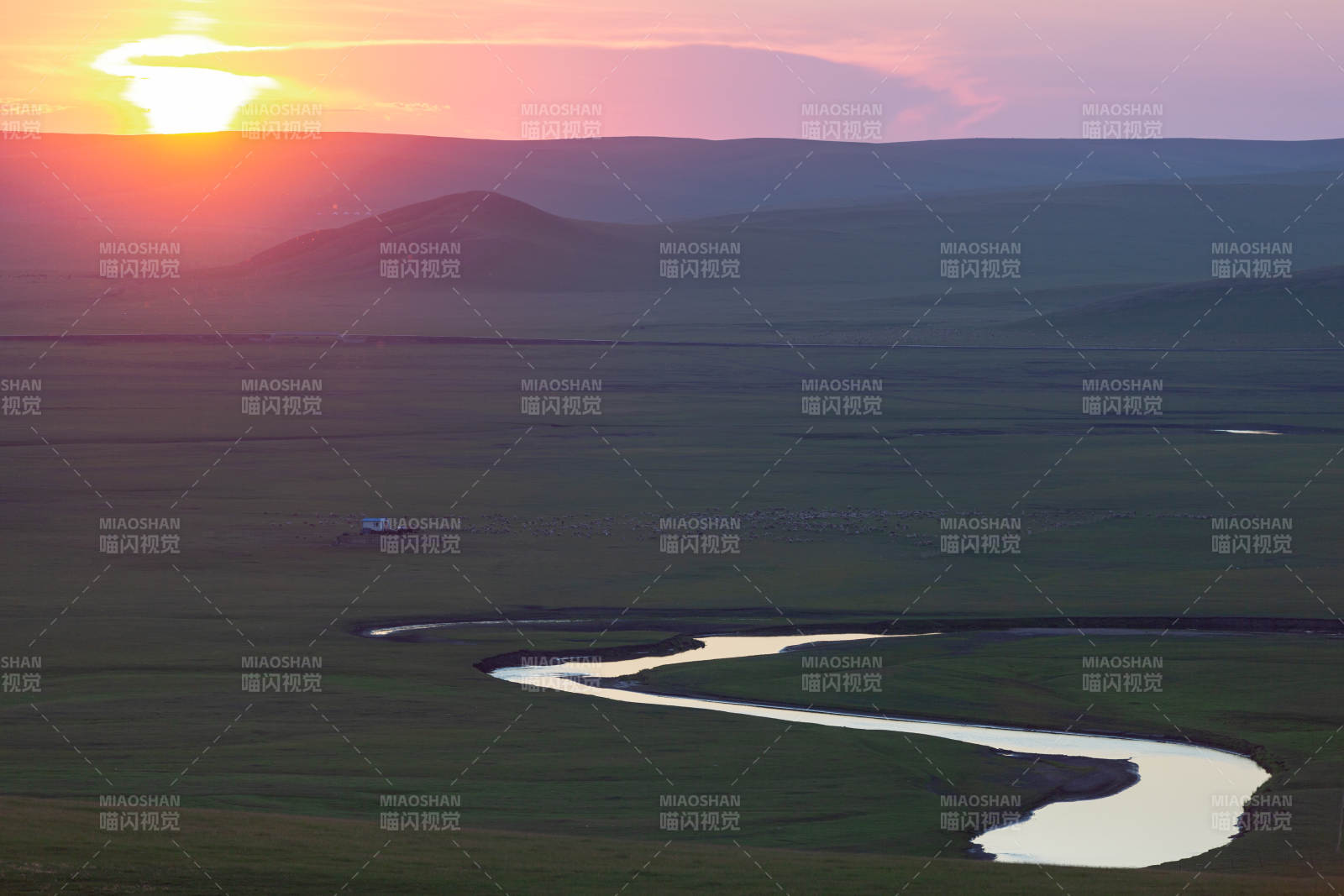 呼伦贝尔草原日落蜿蜒河图片