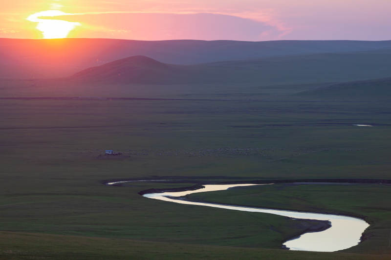 呼伦贝尔草原日落蜿蜒河图片