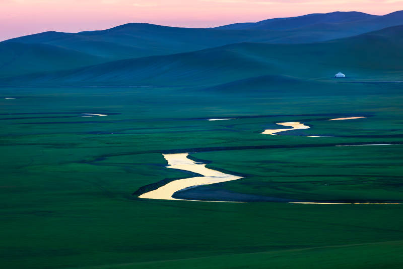呼伦贝尔草原上的蜿蜒河流图片