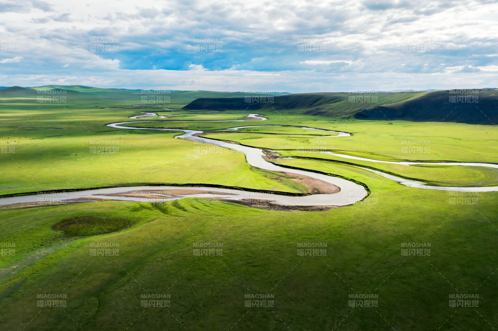 呼伦贝尔蜿蜒河流绿野间图片
