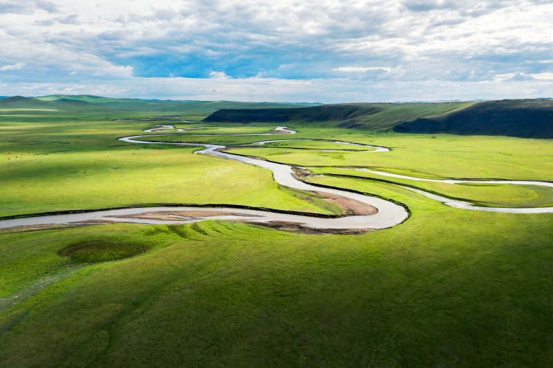 呼伦贝尔蜿蜒河流绿野间图片