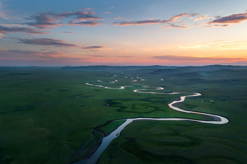 呼伦贝尔草原夕照蜿蜒河图片