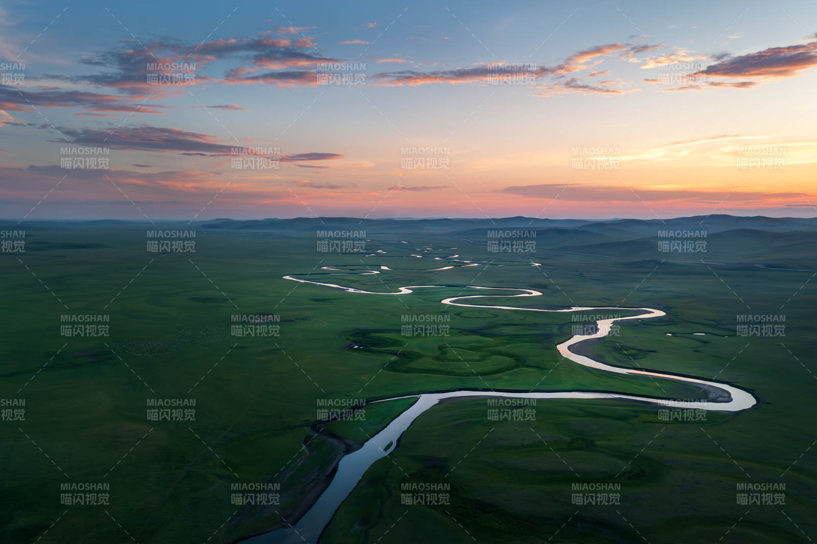 呼伦贝尔草原夕照蜿蜒河图片