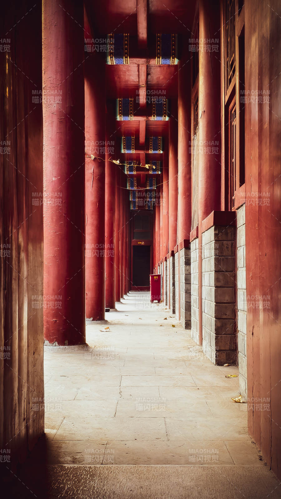 白云观红柱长廊深邃静谧图片