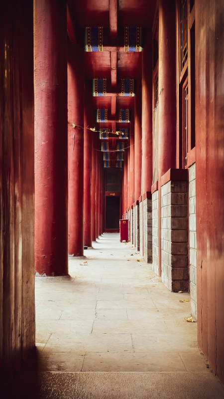 白云观红柱长廊深邃静谧图片