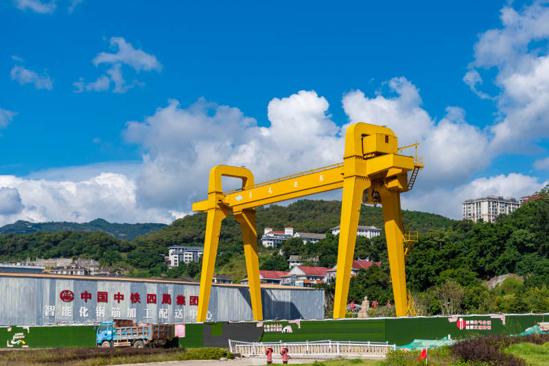 黄色起重机蓝天白云图片