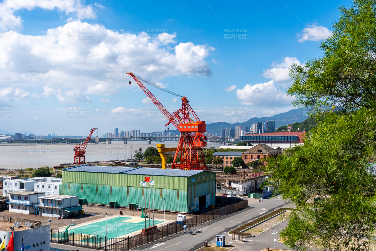 港口起重机与城市风光图片