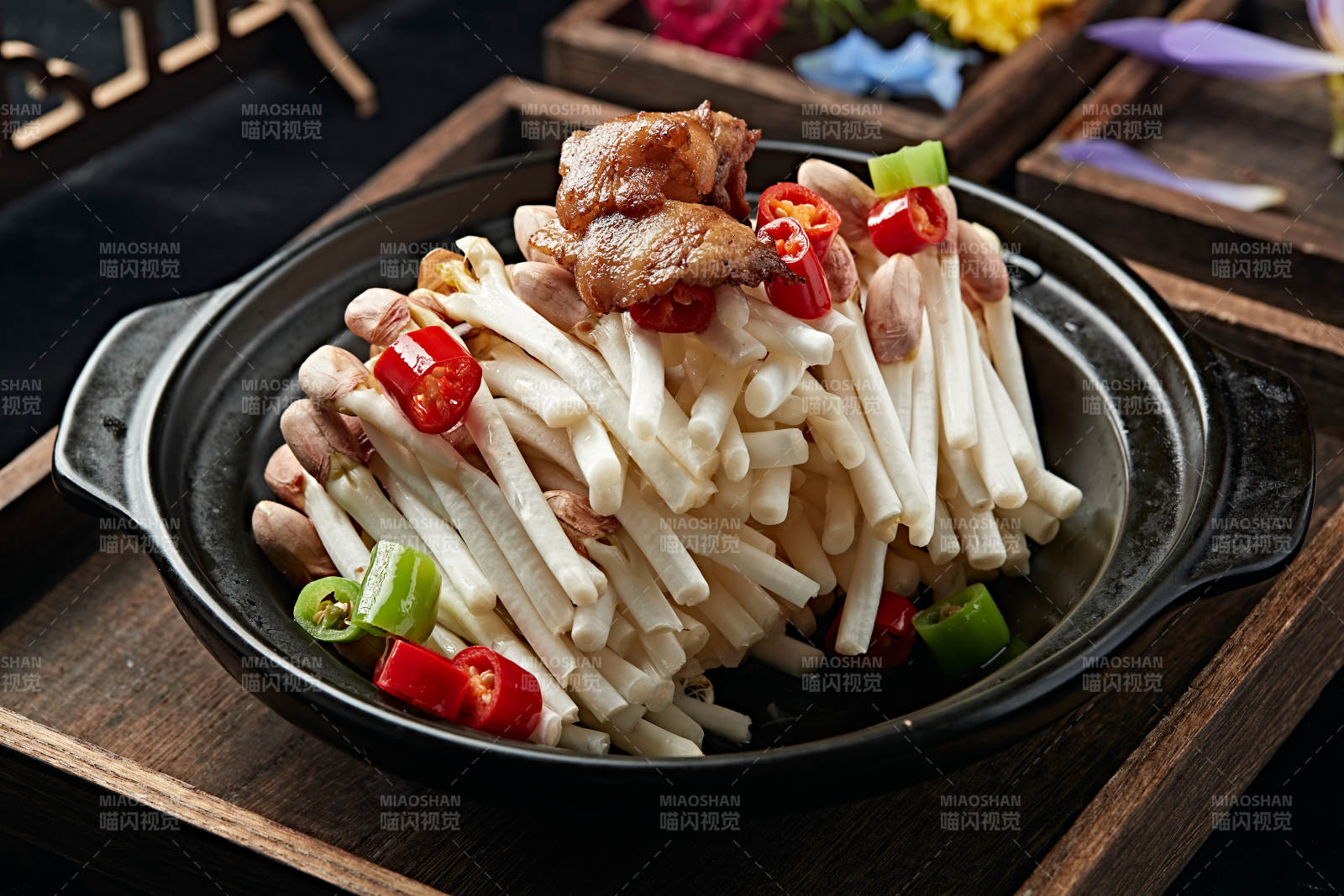 砂锅米椒五花肉片煨花生芽图片