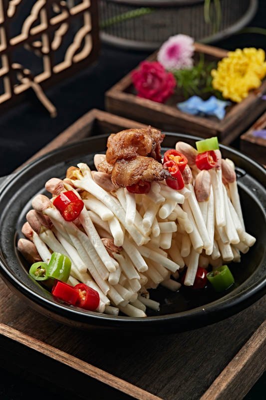 砂锅米椒五花肉片煨花生芽图片